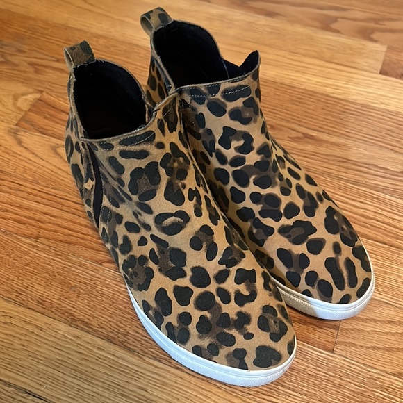 Blondo Georgette Waterproof Hidden Wedge Leather Sneaker Leopard - Picture 2 of 4
